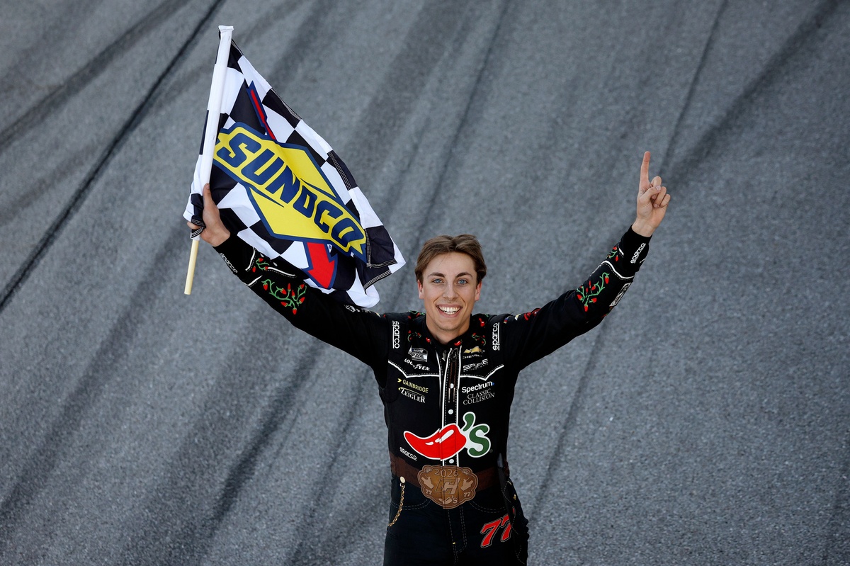 Carson Hocevar asiste al Met Gala tras su victoria en NASCAR