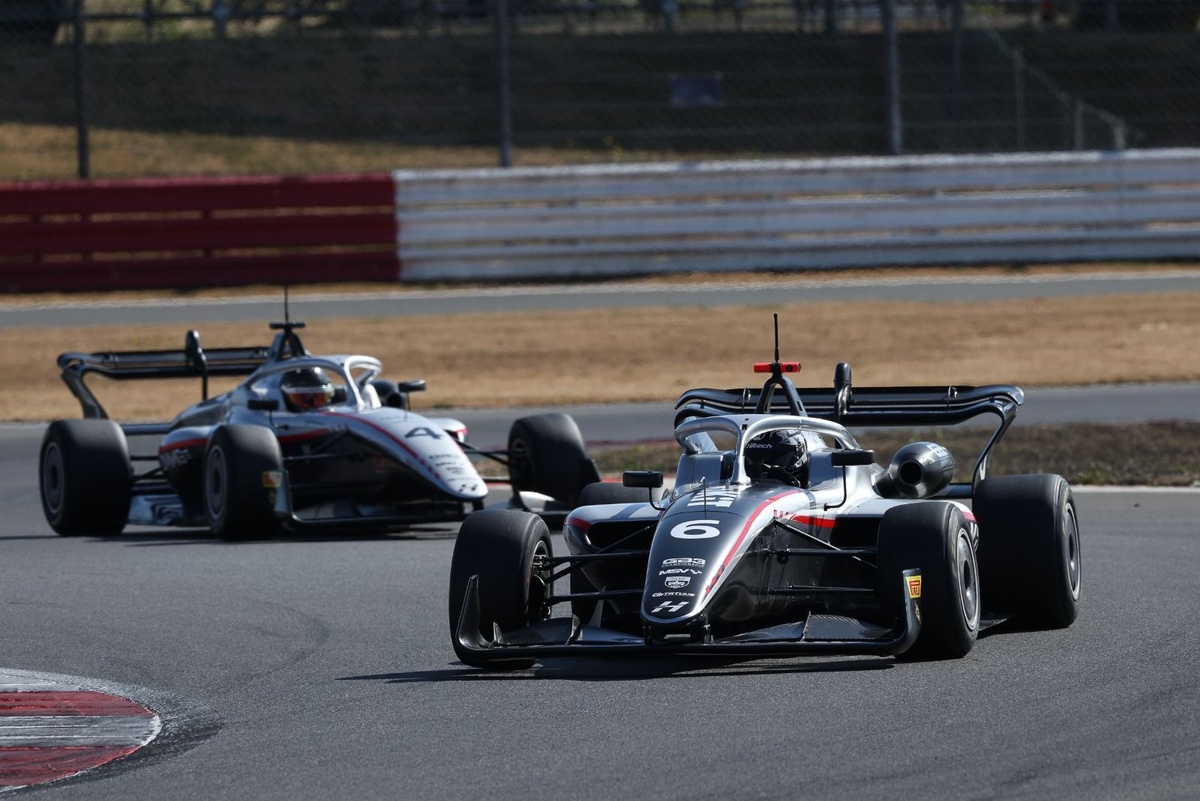 Fairclough brilla en GB3 en Silverstone; Bedrin mantiene ventaja