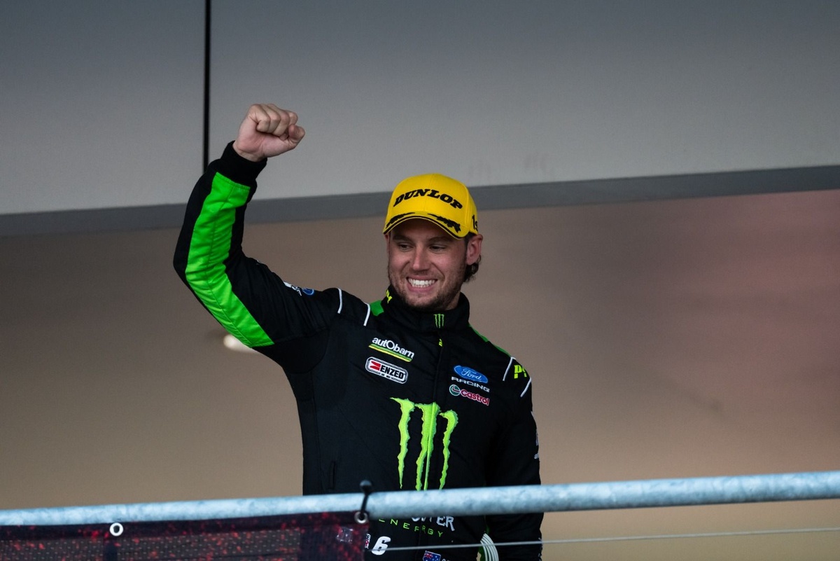 Supercars Townsville : Cam Waters remporte la première course d'une courte tête