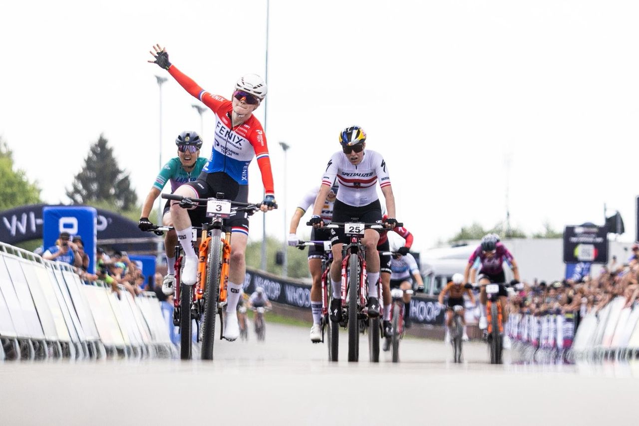 Puck Pieterse gana en el Campeonato del Mundo XCC de MTB en Chequia