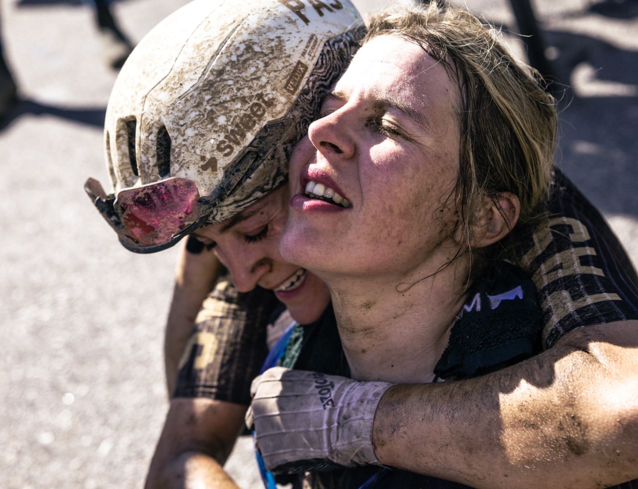 Romy Kasper guía a la compañera de equipo Morgan Aguirre en el Unbound Gravel 200