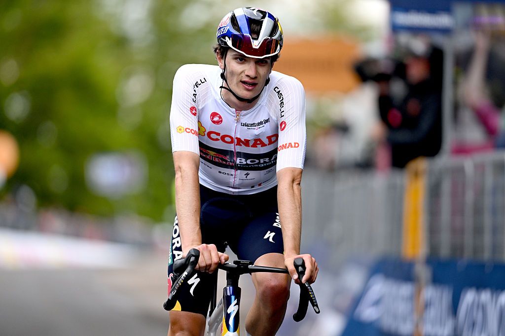 Giulio Pellizzari en problemas en el Giro d'Italia
