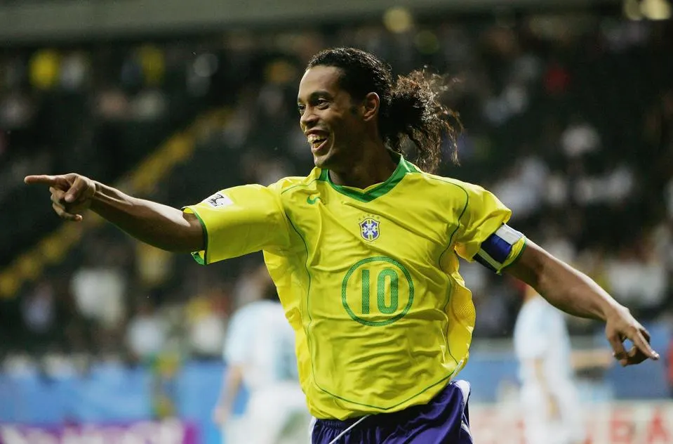 Ronaldinho returns to football with Italian third tier