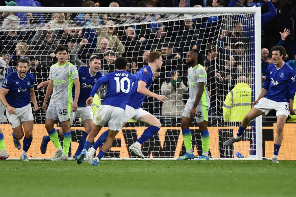 Man City empata 3-3 con Everton, Arsenal gana ventaja en el título