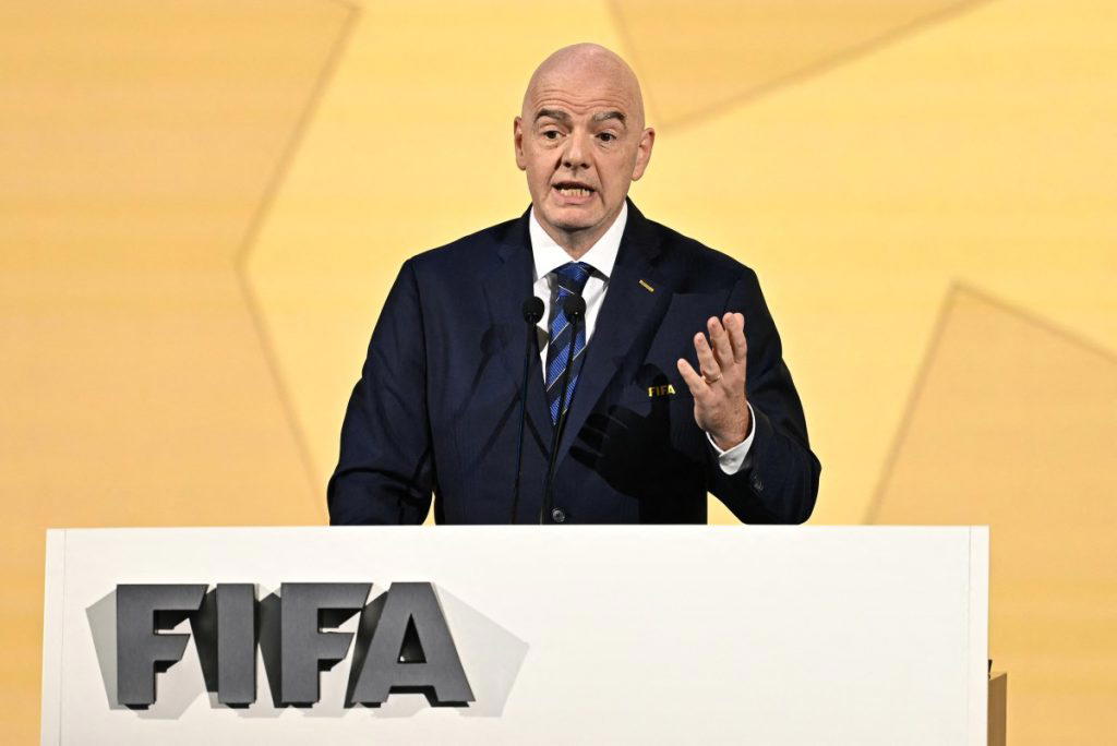 Infantino enfrenta nueva presión de la FA griega y Bierhoff