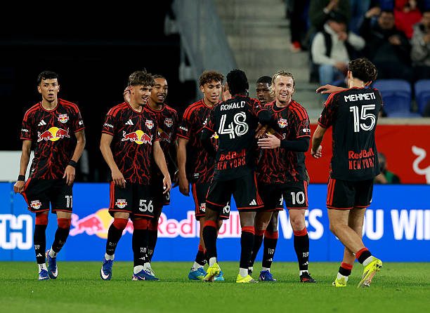 Donkor Brilla con Goles y Asistencias en un Thriller