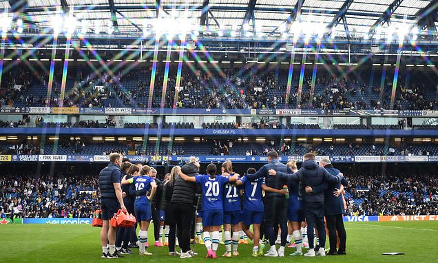 Las Mujeres del Chelsea Enfrentan Desafíos con la Base de Aficionados en Stamford Bridge