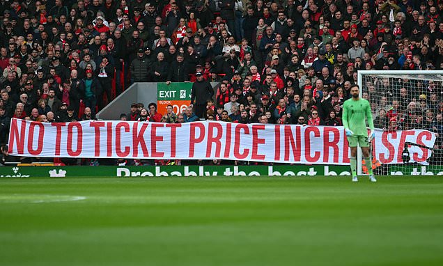 Liverpool cancela aumentos en los precios de los boletos tras la furia de los aficionados