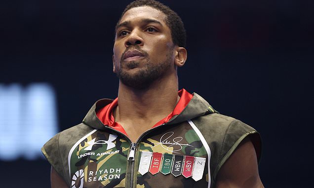 Anthony Joshua rinde homenaje a amigos muertos en accidente