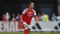 Emily Fox assina contrato de três anos com o Arsenal