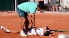 Jakub Mensik se desmaya tras victoria en el calor de París
