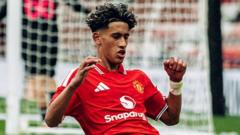 JJ Gabriel dans la Photo d'Équipe de Manchester United, Pas de Réconciliation