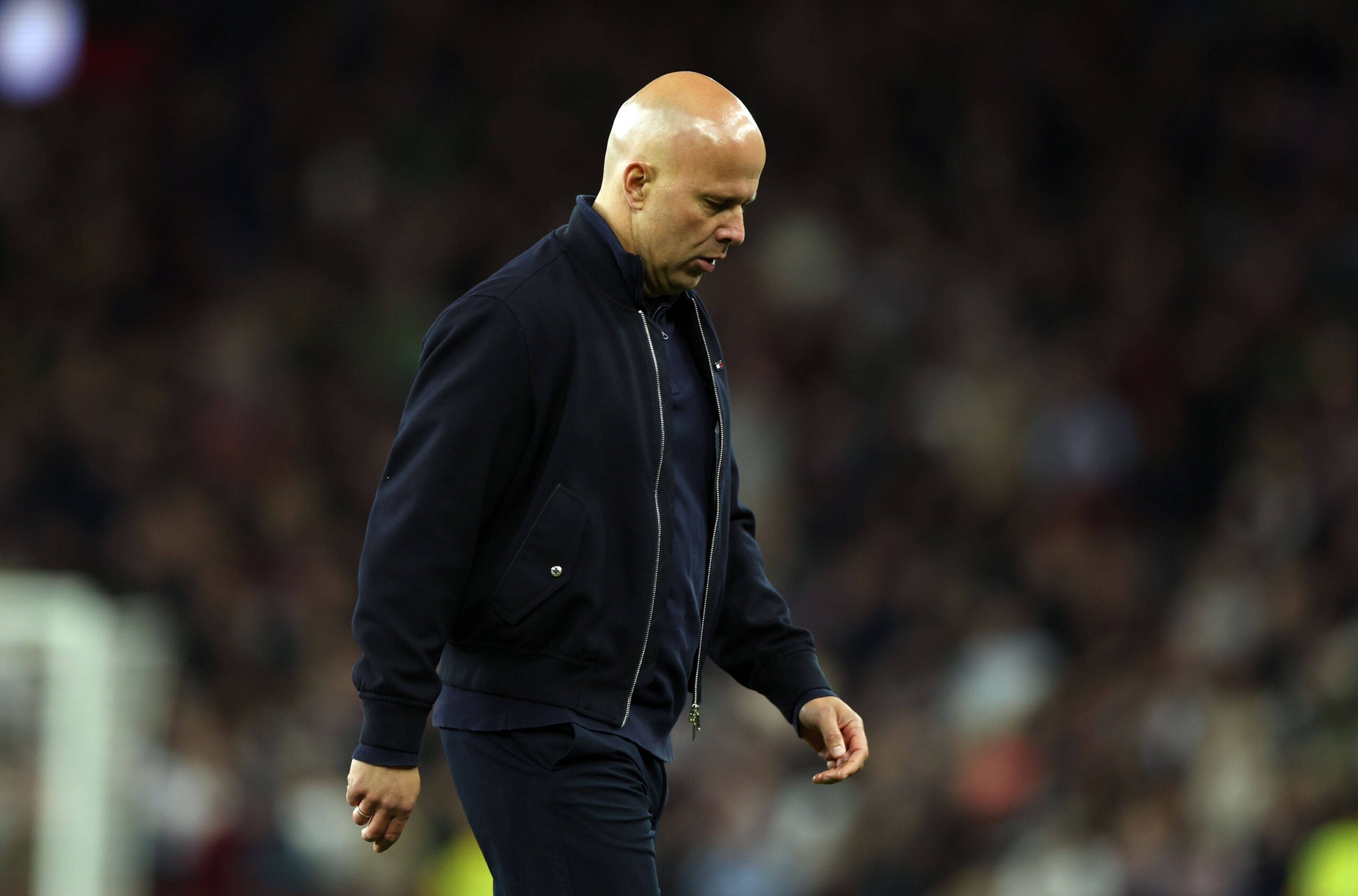 Liverpool debe decidir sobre Arne Slot tras perder a Alonso