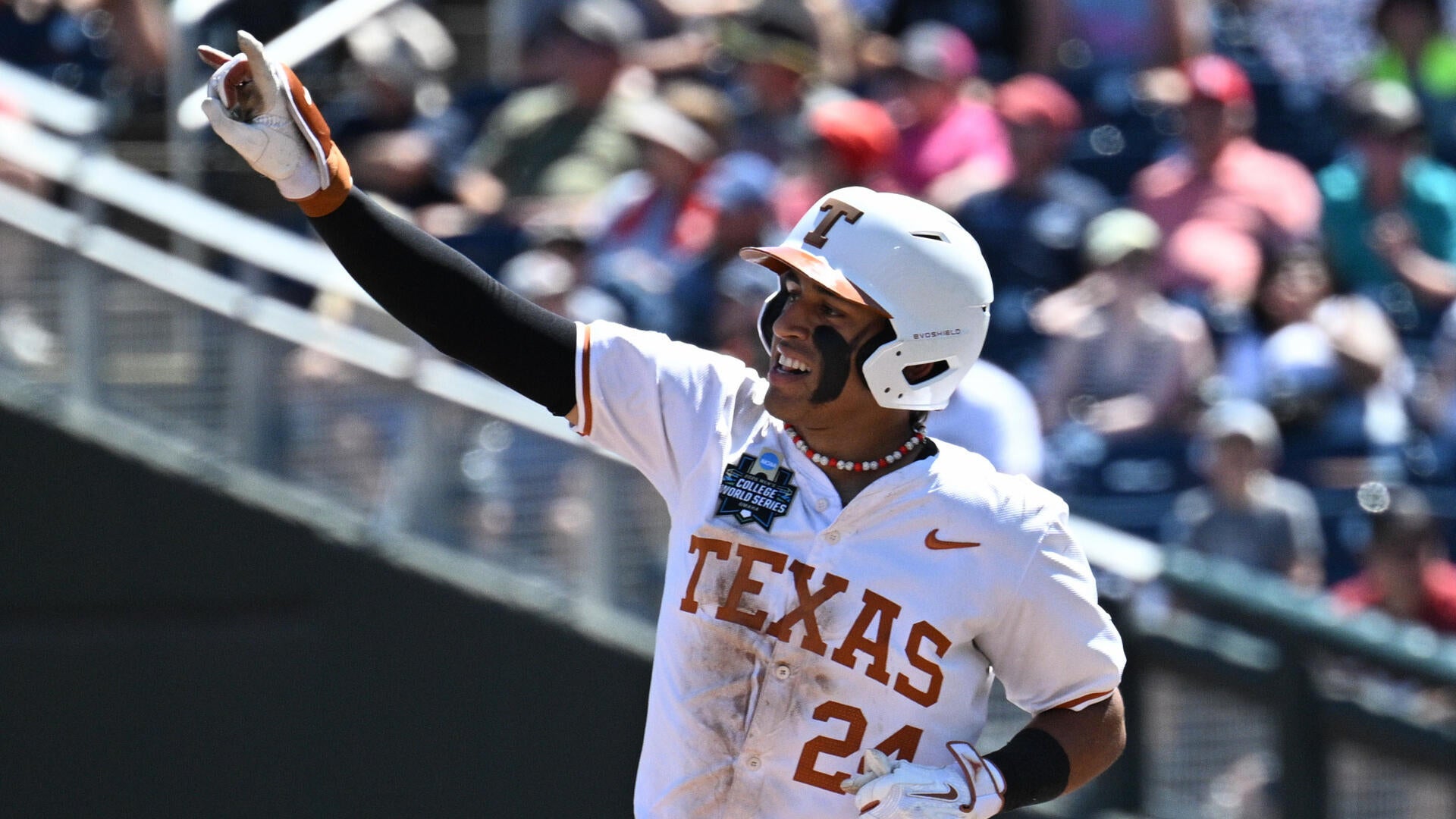 Adrian Rodriguez mantiene a Texas en la lucha con un ciclo histórico