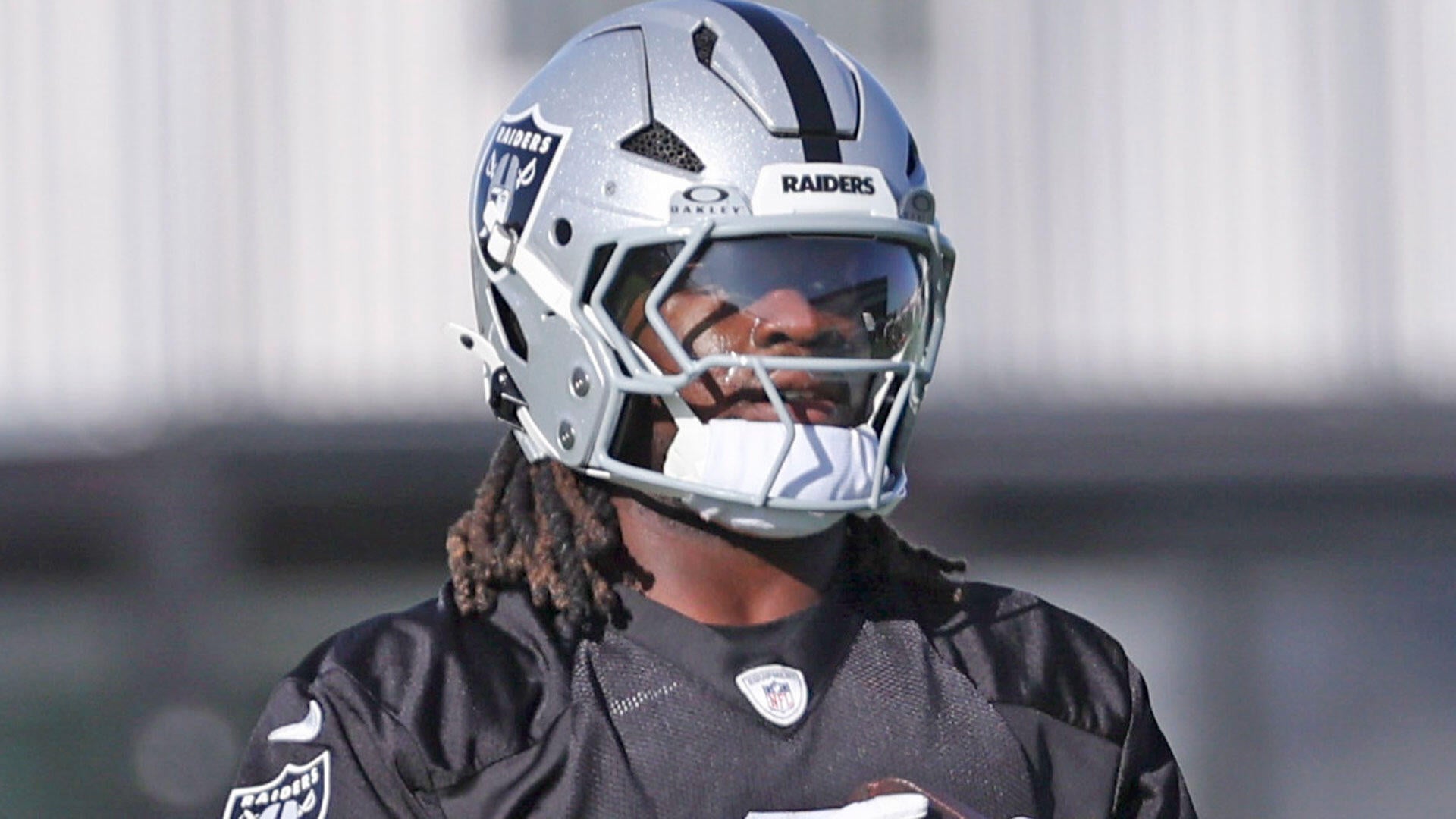 Ashton Jeanty dos Raiders é ferido com punho esfregado