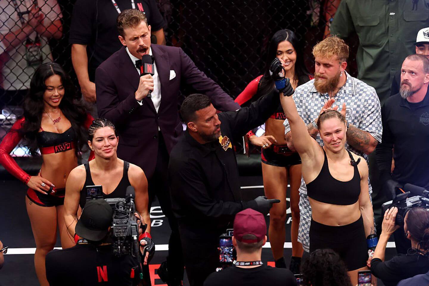 Ronda Rousey somete a Gina Carano en 17 segundos