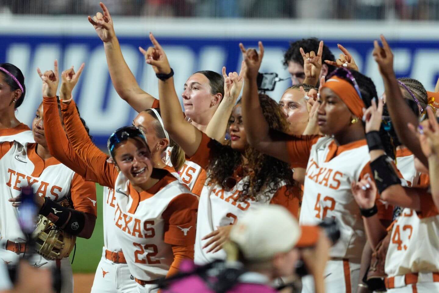 Texas gana el Juego 1 de la WCWS 2026 contra Texas Tech