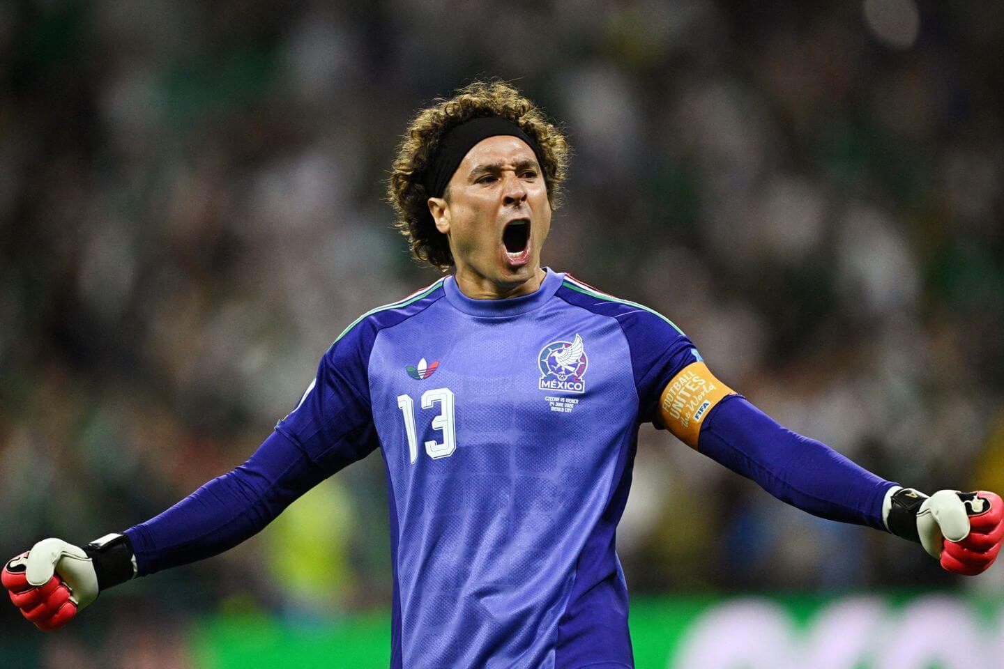 Mexico finishes perfect group stage with win over Czech Republic