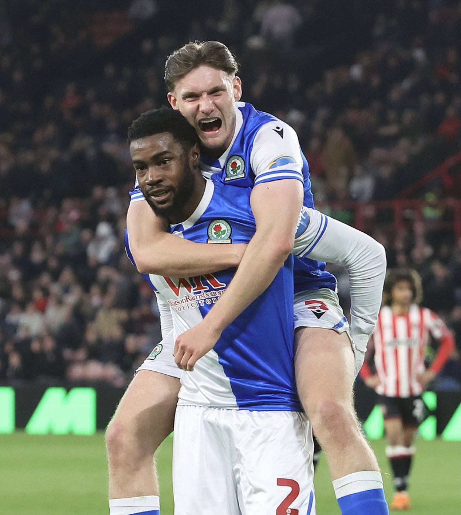 Alebiosu brilla con su quinta asistencia en la victoria del Blackburn